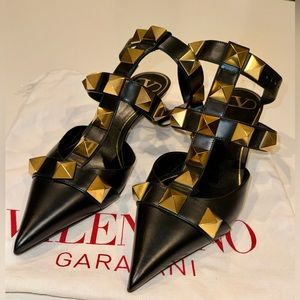 Valentino Black Calfskin Roman Stud Pumps NWT Size 39.